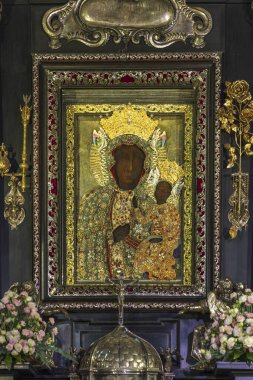 Czestochowa, Polonya - 19 Temmuz 2023: Jasna Gora manastırı ve kilisesinde Siyah Madonna mucizevi ikonu bulunan ana sunak. Polonya 'nın Czestochowa kentindeki Polonya Katolik hac alanı.