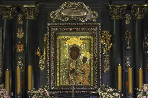 Czestochowa, Polonya - 19 Temmuz 2023: Jasna Gora manastırı ve kilisesinde Siyah Madonna mucizevi ikonu bulunan ana sunak. Polonya 'nın Czestochowa kentindeki Polonya Katolik hac alanı.
