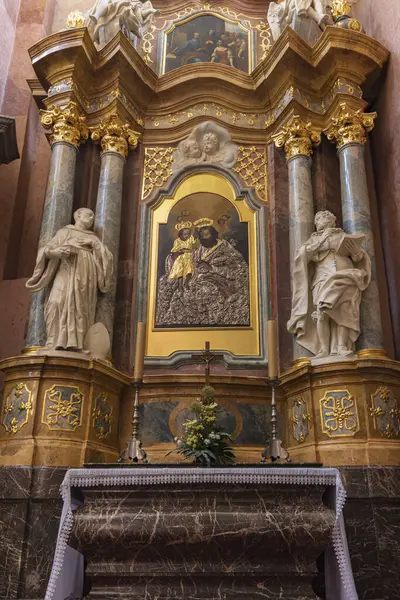 Czestochowa, Polonya - 19 Temmuz 2023: Jasna Gora manastırı ve kilisesinde siyah tanrı ve İsa heykeli ile sunak. Polonya 'nın Czestochowa kentindeki Polonya Katolik hac alanı.