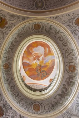 Czestochowa, Polonya - 19 Temmuz 2023: Jasna Gora manastırı ve kilisesinin tavanı. Polonya 'daki Czestochowa' da Siyahi Madonna mucizevi ikonuna sahip Katolik hac alanı.