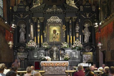 Czestochowa, Polonya - 19 Temmuz 2023: Jasna Gora manastırı ve kilisesinde Siyah Madonna mucizevi ikonu bulunan ana sunak. Polonya 'nın Czestochowa kentindeki Polonya Katolik hac alanı.