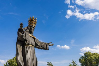 Czestochowa, Polonya - 19 Temmuz 2023: Jasna Gora manastırı ve kilisesinde altın kaplama takılı siyah İsa heykeli. Polonya 'da Kara Madonnain Czestochowa ile Polonya Katolik hac alanı.