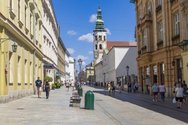 Krakow, Polonya - 18 Temmuz 2023: Polonya 'nın Krakow Malopolska bölgesinde St. Andrew Kilisesi ile sokak manzarası