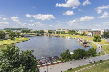 Krakow, Polonya - 18 Temmuz 2023: Polonya 'nın Krakow Malopolska bölgesindeki Vistual nehrindeki Royal Wawel kalesinden görüntü