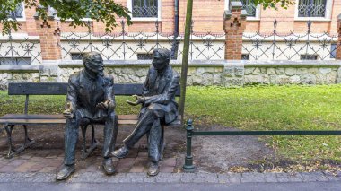 Krakow, Polonya - 18 Temmuz 2023: Matematikçiler Krakow Bitki Bahçeleri 'nde bank. 20. yüzyılın iki Polonyalı matematikçisinin anısına Stefan Banach ve Otto M. Nikodym.