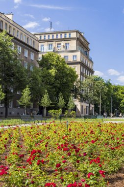 Nowa Huta, komünist Polonya 'dan gelen binalarla ve Polonya' nın Krakow Malopolska bölgesinin en çok ziyaret edilen merkezlerinden biri haline gelmesiyle istikrara kavuştu.