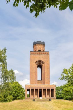 Almanya 'nın Spreewald Brandenburg eyaletindeki Burg köyündeki Bismarck Kulesi. İtaat kulesi olarak orjinal yapı.