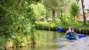 Almanya 'nın Brandenburg eyaletinde Dresden ve Berlin arasında birçok kanal ve su zevkiyle Almanya' nın Spreewald Venedik 'ine kano gezisi