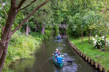 Almanya 'nın Brandenburg eyaletinde Dresden ve Berlin arasında çok sayıda kanal ve su zevki bulunan Spreewald' daki kano gezisine Almanya Venedik denir.