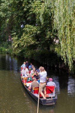 Burg, Almanya - 22 Temmuz 2023: Almanya 'nın Brandenburg eyaletinde Dresden ve Berlin arasında Almanya' nın Spreewald Venedik 'inde geleneksel bir tekne gezisi