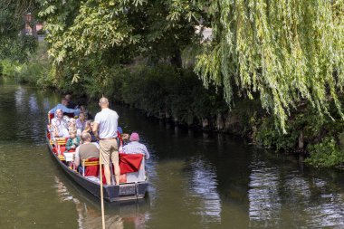 Burg, Almanya - 22 Temmuz 2023: Almanya 'nın Brandenburg eyaletinde Dresden ve Berlin arasında Almanya' nın Spreewald Venedik 'inde geleneksel bir tekne gezisi