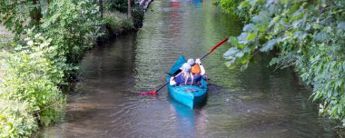 Almanya 'nın Brandenburg eyaletinde Dresden ve Berlin arasında birçok kanal ve su zevkiyle Almanya' nın Spreewald Venedik 'ine kano gezisi