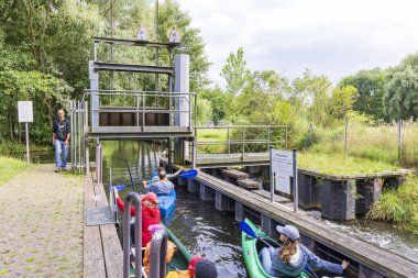 Burg, Almanya - 22 Temmuz 2023: Almanya 'nın Brandenburg eyaletinde Dresden ve Berlin arasında birçok kanal ve su zevkiyle Almanya' nın Spreewald Venedik 'inde kano gezisi sırasında geçişi