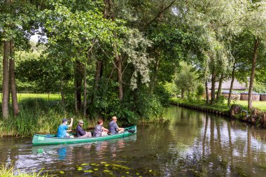 Burg, Almanya - 22 Temmuz 2023: Almanya 'nın Brandenburg eyaletinde Dresden ve Berlin arasında birçok kanal ve su zevkiyle Almanya' nın Spreewald Venedik 'inde kano gezisi sırasında geçişi