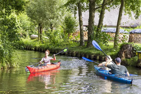 Burg, Almanya - 22 Temmuz 2023: Spreewald 'daki kano gezisi Almanya' nın Brandenburg eyaletinde Dresden ve Berlin arasında birçok kanal ve su zevki bulunan Venedik 'i de kapsıyor.