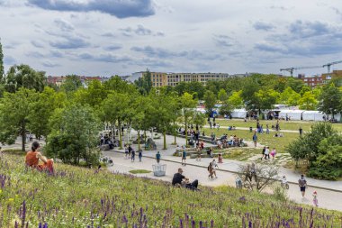 Berlin, Almanya - 23 Temmuz 2023: Almanya 'nın Berlins Prenzlauer Berg ilçesinde Mauerpark' taki tepenin manzarasının keyfini çıkaran insanlar.