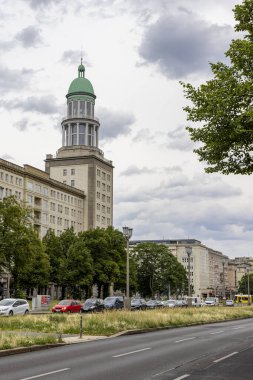 Berlin, Almanya - 23 Temmuz 2023: Almanya 'da Friedrichshain Berlin' de Frankfurter Tor ile Karl Marx Allee 'ye giriş.