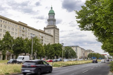 Berlin, Almanya - 23 Temmuz 2023: Almanya 'da Friedrichshain Berlin' de Frankfurter Tor ile Karl Marx Allee 'ye giriş.
