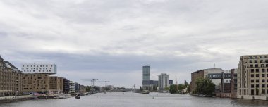 Berlin, Almanya - 23 Temmuz 2023: Yağmurlu hava koşulları sırasında Berlin 'in siluet hattındaki ünlü Oberbaum köprüsünden görüntüler.