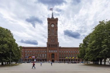 Berlin, Almanya - 24 Temmuz 2023: Berlin 'in Rotes Rathaus adlı kırmızı belediye binası Almanya' nın Mitte bölgesinde yer almaktadır..