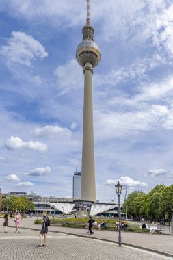 Berlin, Almanya - 24 Temmuz 2023: Ünlü Televizyon Kulesi veya Berlin, Almanya 'daki Alexanderplatz' da Berliner Fernsehturm