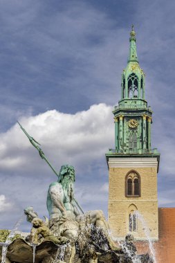 Berlin, Almanya - 24 Temmuz 2023: Roma Neptün veya Zeus çeşmesi ve Almanya 'daki St. Mary Kilisesi Berlin.