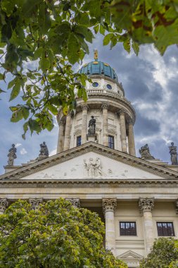 Alman Katedrali ya da Yeni Katedrali Almanya 'da Berlin' de Alman Jandarması 'nda Deutscher Dom olarak adlandırılır.