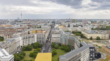 Berlin, Almanya - 24 Temmuz 2023: Almanya 'da Berlin' in TV kulesi ve Berliner katedrali ile hava görüntüsü.