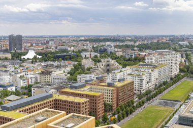 Almanya 'da Avrupa' da yeşil çatıları olan Berlin 'in hava manzarası