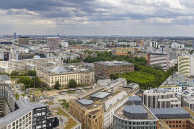 Almanya 'da Avrupa' da yeşil çatıları olan Berlin 'in hava manzarası