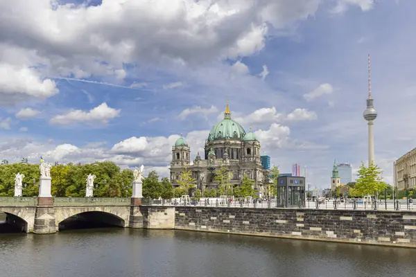 Berlin, Almanya - 24 Temmuz 2023: Berlin Katedrali adı Berliner Dom ve Almanya 'daki ünlü TV kulesi.