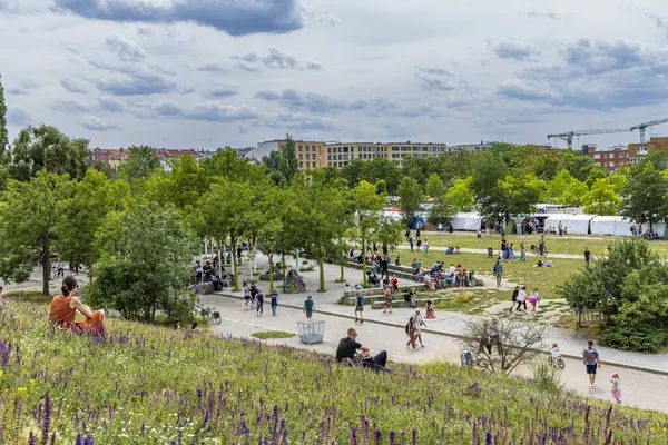 Berlin Niemcy Lipca 2023 Ludzie Cieszący Się Widokiem Wzgórza Mauerpark Obrazy Stockowe bez tantiem
