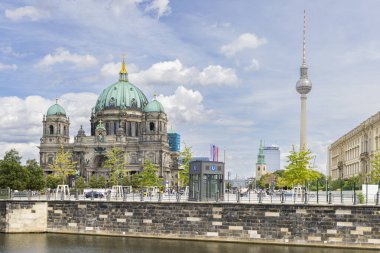 Berlin, Almanya - 24 Temmuz 2023: Berlin Katedrali adı Berliner Dom ve Almanya 'daki ünlü TV kulesi.