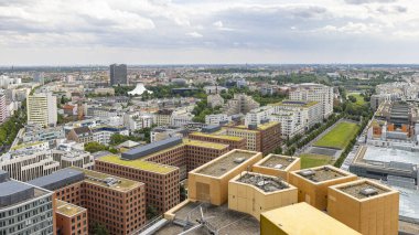 Almanya 'da Avrupa' da yeşil çatıları olan Berlin 'in hava manzarası