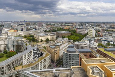 Almanya 'da Avrupa' da yeşil çatıları olan Berlin 'in hava manzarası