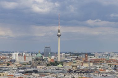 Berlin 'in Almanya' daki televizyon kulesi ve katedrali manzarası
