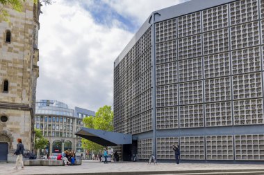 Berlin, Almanya - 25 Temmuz 2023: Kaiser Wilhelm Memorial Kilisesi 'nin eski ve modern binası, Gedachtniskirche, Berlin' in Charlottenburg ilçesinde, Breitscheidplatz