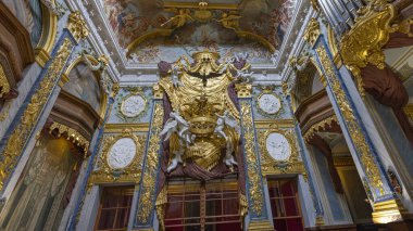 Berlin, Almanya - 25 Temmuz 2023: Berlin, Almanya 'daki Charlottenburg sarayının güzel dekore edilmiş kilisesinin kraliyet iç mimarisi
