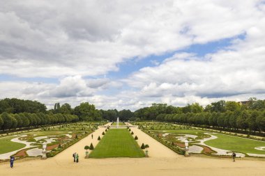 Berlin, Almanya 'daki Charlottenburg sarayının zarif Fransız tarzı kraliyet bahçeleri.