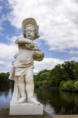 Berlin, Almanya - 25 Temmuz 2023: Berlin, Almanya 'daki Charlottenburg sarayının kraliyet bahçelerinde kuş yuvalı kız heykeli