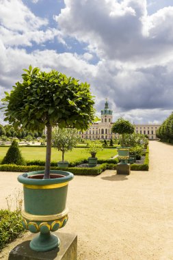 Berlin, Almanya 'daki Charlottenburg sarayının zarif Fransız tarzı kraliyet bahçeleri.