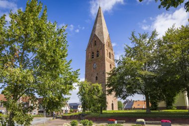 Hollanda 'nın Groningen eyaletinde Midden-Groningen belediyesindeki Schildwolde Kilisesi