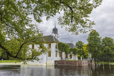 Hollanda 'nın Groningen eyaleti Midden-Groningen Slochteren belediyesinde bulunan Fraeylemaborg malikânesi ve konağı.