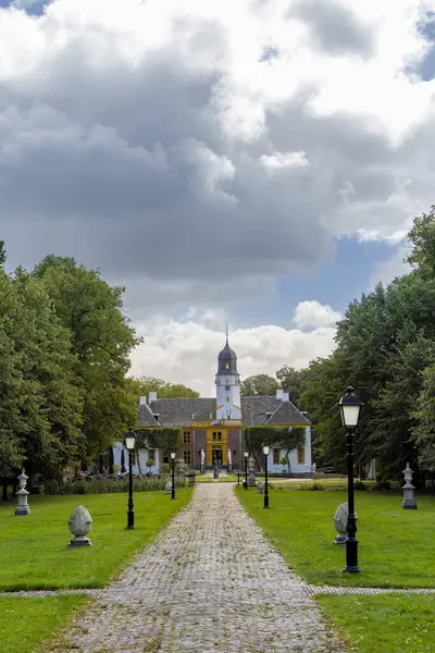 Hollanda 'nın Groningen eyaleti Midden-Groningen Slochteren belediyesinde bulunan Fraeylemaborg malikânesi ve konağı.