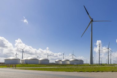 Hollanda 'nın Groningen eyaletinin kuzeydoğusundaki Eemshaven limanında yakıt ve rüzgar türbinleri depolandı.