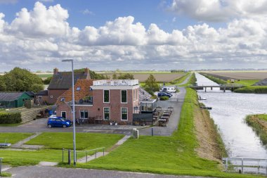 Noordpolderzijl, Hollanda - 8 Ağustos 2023: Hollanda 'nın Groningen ilinde Zielhoes ve Warffum municiplality Het Hogeland ile birlikte Noordpolderzijl balıkçılık limanı