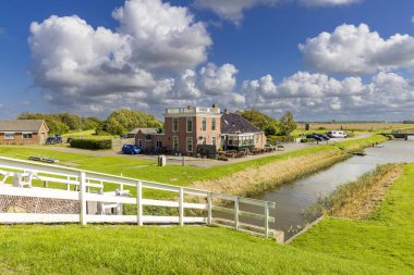 Noordpolderzijl, Hollanda - 8 Ağustos 2023: Hollanda 'nın Groningen ilinde Zielhoes ve Warffum municiplality Het Hogeland ile birlikte Noordpolderzijl balıkçılık limanı