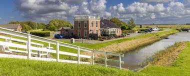 Noordpolderzijl, Hollanda - 8 Ağustos 2023: Hollanda 'nın Groningen ilinde Zielhoes ve Warffum municiplality Het Hogeland ile birlikte Noordpolderzijl balıkçılık limanı