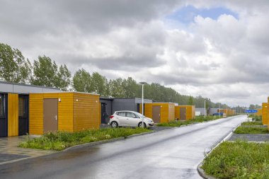 Groningen 'deki Ten Boer belediyesi Midden-Groningen' de meydana gelen deprem ve gaz çıkarma nedeniyle yıkılan evlerin yerine geçici konut yardımcıları Hollanda.