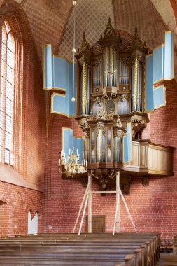 Hollanda 'nın Groningen ilindeki Zeerijp belediyesi Midden-Groningen' de meydana gelen ortaçağ kilisesinde meydana gelen deprem ve gaz çıkarma sonucu desteklenen eski organ.